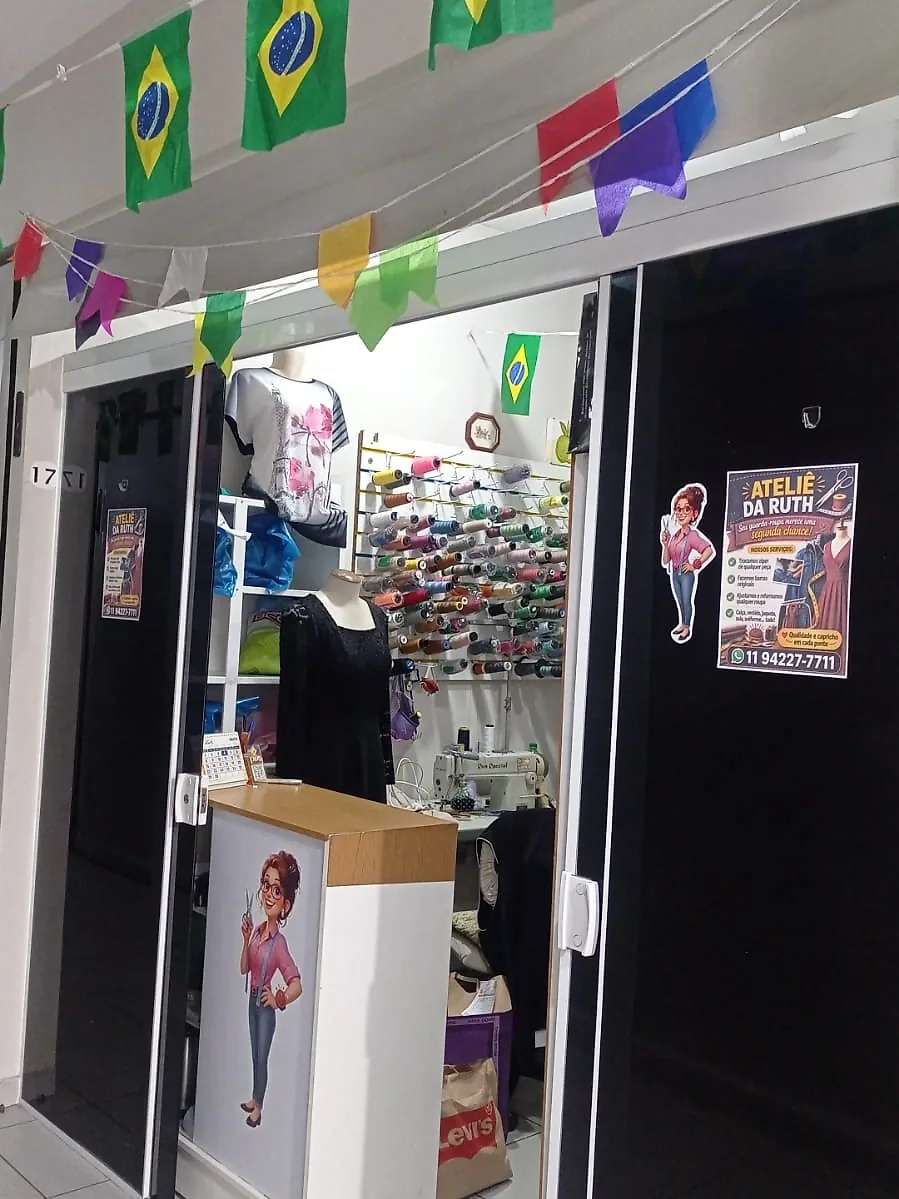Corredor interno da galeria com o Box 17 do ateliê aberto