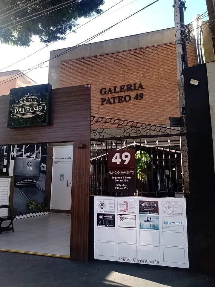 Fachada da Galeria Pateo 49 vista da rua, com o letreiro na entrada