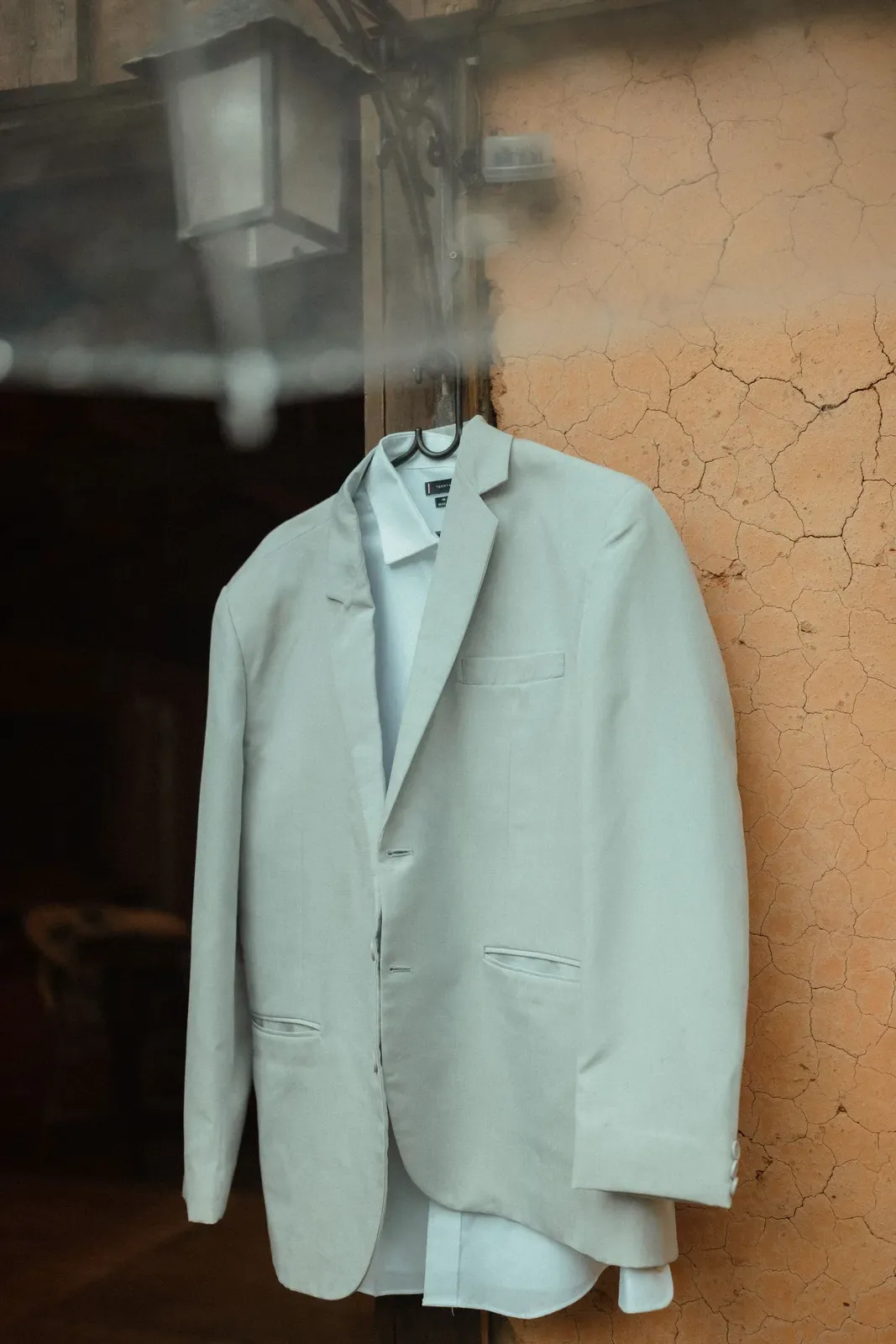 Ternos e camisas em ajuste no ateliê