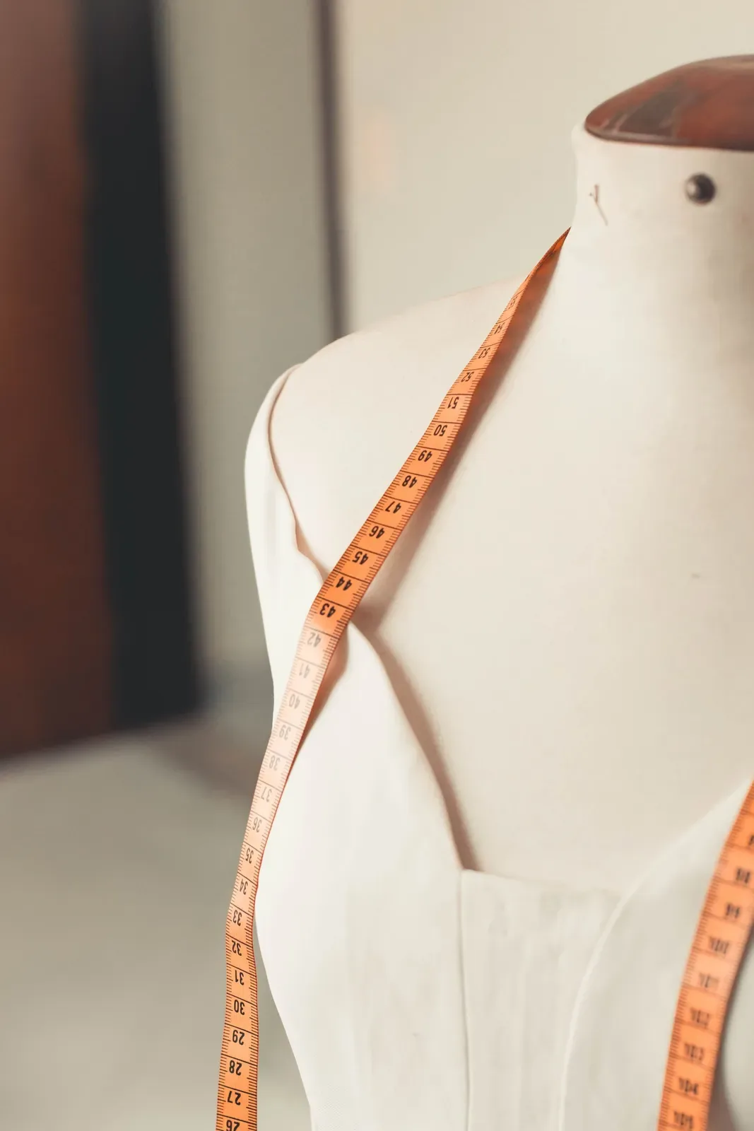 Vestidos e saias em ajuste no ateliê